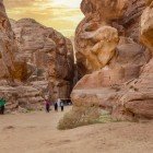 Vista delle rocce e della strada a Piccola Petra, Siq al-Barid a Wadi Musa in Giordania