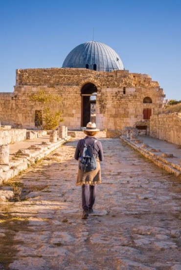 Viale e colonnato del Palazzo Omayyede nella Cittadella Romana ad Amman 