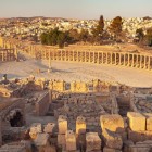 Veduta del Forum ovale dell'antica città romana di Jerash in Giordania