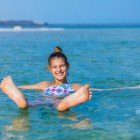 Straordinaria esperienza balneare nel mar morto dove è possibile galleggiare comodamente anche senza saper nuotare