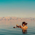 Momento di relax con bagno nelle acque del Mar Morto in Giordania