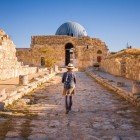 Viale e colonnato del Palazzo Omayyede nella Cittadella Romana ad Amman 