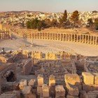 Veduta del Forum ovale dell'antica città romana di Jerash in Giordania