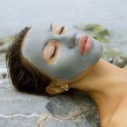 SPA naturale all'aperto con maschera di argilla bianca curativa del Mar Morto