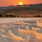 Tramonto sulle piscine di acqua termale di Pamukkale, considerate Patrimonio Unesco