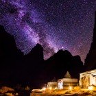 Spettacolare vista notturna della volta celeste dalle tende nel deserto del Wadi Rum in Giordania