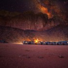 Via Lattea sopra il campo beduino nel deserto di Wadi Rum, Giordania