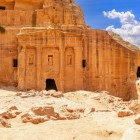 Antica tombda di un soldato romano scavata nell'aenaria a Petra in Giordania