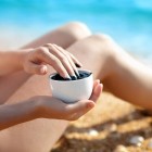 Maschera di fango naturale del Mar Morto in Giordania