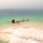 Rilassante bagno nelle acque del Mar Morto in Giordania