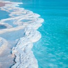 La condensazione di sale nel Mar Morto crea spettacolari cristalli bianchi che arricchiscono il paesaggio e testimoniano l’unicità di questo lago.