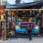 Un ristorante alla moda sulla vivace, colorata e sinuosa Rainbow Street nel centro città, nel quartiere di Jabal.