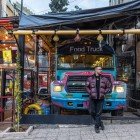 Un ristorante alla moda sulla vivace, colorata e sinuosa Rainbow Street nel centro città, nel quartiere di Jabal.