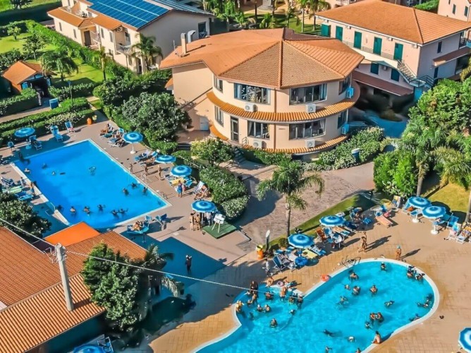 Club Esse Aquilia Beach Village - Vista aerea delle due piscine della struttura
