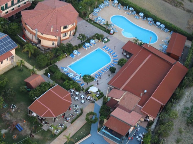 Club Esse Aquilia Beach Village - Veduta dal drone delle due piscine della struttura di cui una per bambini