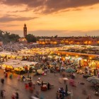 Piazza del Mercato a Marrakech, patrimonio UNESCO, incanta con spettacoli, bancarelle e antiche tradizioni berbere.