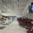 L’aeroporto Mohammed V di Casablanca, intitolato al re che portò l’indipendenza, è hub centrale con voli verso Africa, Europa e Medio Oriente.