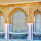 La fontana del Mausoleo di Mohammed V a Rabat, con piastrelle zellige e motivi geometrici, unisce estetica e freschezza tipica dell’architettura marocchina.