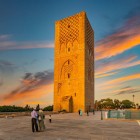 La Torre di Hassan, minareto incompiuto del XII secolo, domina Rabat con i suoi 44 metri, simbolo della dinastia almohade e capolavoro dell’arte islamica.