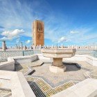 Fontane zampillanti e una grande piscina adornano la base della Torre di Hassan a Rabat, emblema storico dell’architettura islamica del XII secolo.