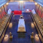 Nel Mausoleo di Mohammed V a Rabat riposano il re Mohammed V, Hassan II e Moulay Abdallah, tra mosaici zellige, legno dorato e sarcofagi in onice.