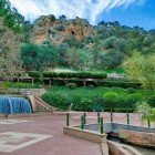Giardini con corsi di acqua e piccole cascate nella Città di Beni Mellal in Marocco