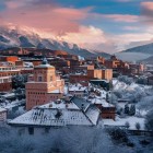 Città di Ifrane nella catena montuosa del Medio Atlante in Marocco