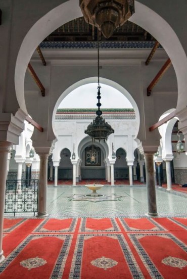 Veduta degli interni del Mausoleo Mouday Idriss II a Fes in Marocco