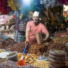 Venditore di frutta secca nella Città di Beni Mellal in Marocco