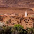 Villaggio marocchino con case di mattoni di fango nelle montagne del Medio Atlante