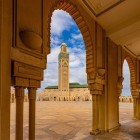 La Moschea Hassan II di Casablanca, tra le più grandi al mondo, si affaccia sull’Atlantico con un minareto alto 210 m.