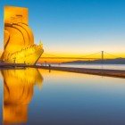 Lisbona il Monumento alle scoperta commemora il 500º anniversario di uno dei grandi navigatori del Portogallo, Enrico il Navigatore, che scoprì Madera, le Azzorre e Capo Verde