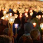 Fiaccolata serale a Fatima dei pellegrini di tutto il mondo