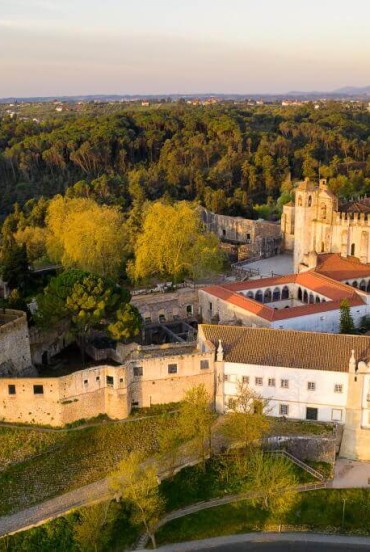 Vista aerea del Convento di Cristo e del Castello Templare (Patrimonio dell'Umanità UNESCO) edificati su un antico luogo di culto romano, testimonianza della lunga storia dell'Occidente