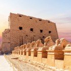 Complesso templare di Karnak (costituito in parte dal Grande tempio di Amon e Tempio di Luxor) sulla riva destra del Nilo, la sua costruzione procede di pari passo con la storia egiziana antica