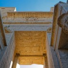 Dettagli dei geroglifici del portale d'ingresso del Tempio di Edfu sulle sponde del Nilo fra Esna e Assuan in Egitto
