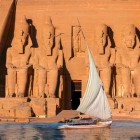 Spettacolare scenografia della facciata del Tempio di Abu Simbel vista da un imbarcazione a vela in navigazione sul Lago Nasser