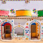 Colori vivaci e fantasie geometriche di una casa nubiana vicino al tempio-di Abu Simbel nel Governatorato di Assun in Egitto