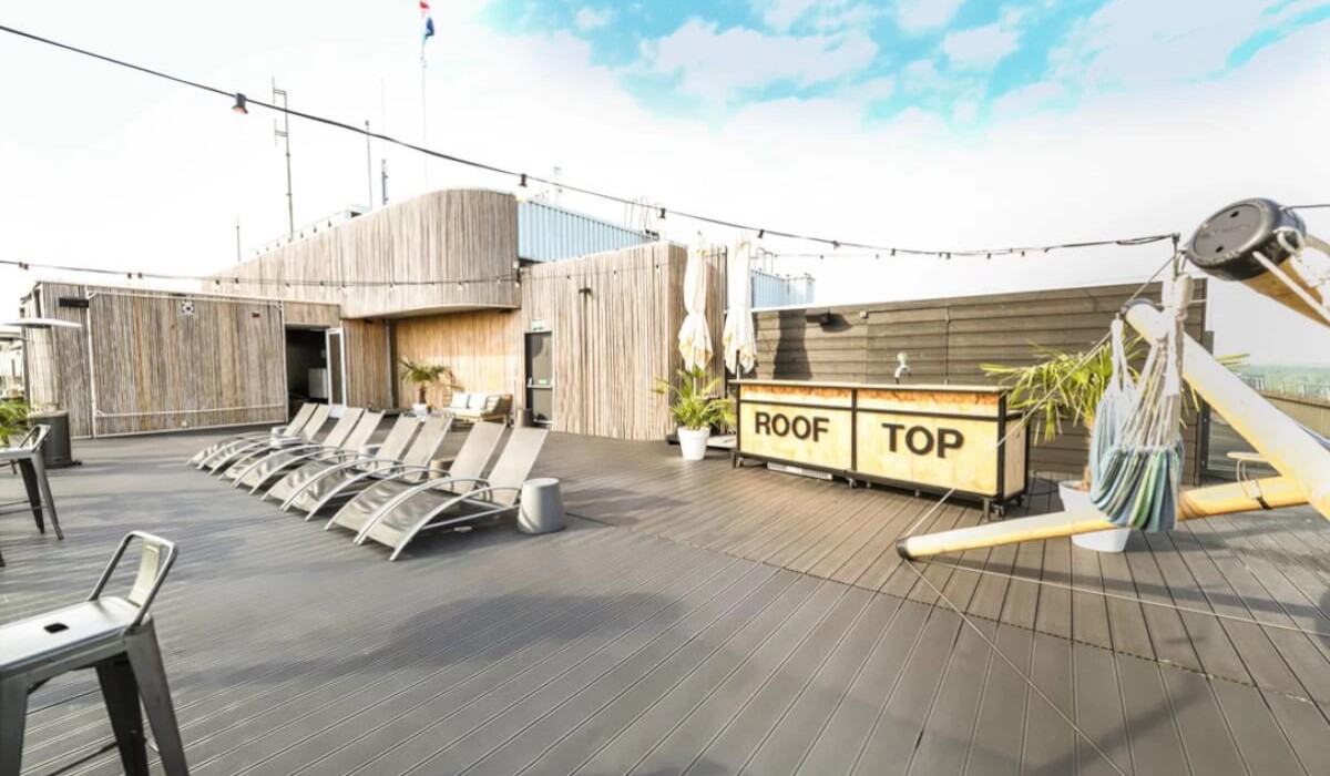 Leonardo Hotel Amsterdam Rembrandtpark - Il Rooftop è una terrazza panoramica al 18° piano da dove potete godere di una vista spettacolare della città e gustare bevande, tisane, caffè e cioccolate calde