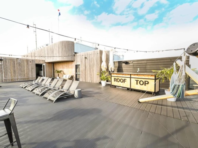 Leonardo Hotel Amsterdam Rembrandtpark - Il Rooftop è una terrazza panoramica al 18° piano da dove potete godere di una vista spettacolare della città e gustare bevande, tisane, caffè e cioccolate calde