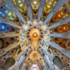 Le volte iperboloidi della Sagrada Família distribuiscono luce e carichi attraverso colonne ramificate, formando una struttura radiale che traduce la natura nel linguaggio di Gaudí.