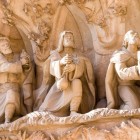Il gruppo scultoreo dell’Adorazione dei Magi anima la facciata della Natività della Sagrada Família: figure ricche di dettagli narrano l’omaggio dei tre re al Bambino Gesù.