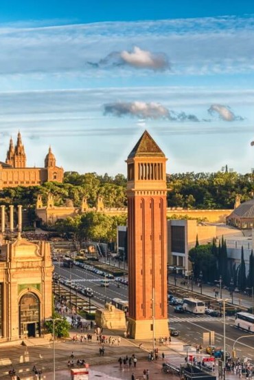 Plaça d'Espanya è una delle piazza più iconiche di Barcellona, fu costruita da Josep Puig e Guillem Busquets durante i lavori per l'Esposizione Universale del 1929