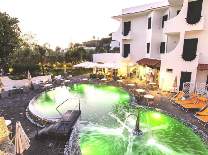 Hotel Park Victoria - Piscina esterna illuminata e rinfrescante, completa di cascate cervicali e solarium