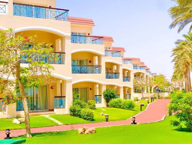 Ivy Cyrene Island Aqua Park Resort - Viali curati e giardini ben tenuti offrono un’atmosfera rilassante, con terrazze solarium e aree barbecue.