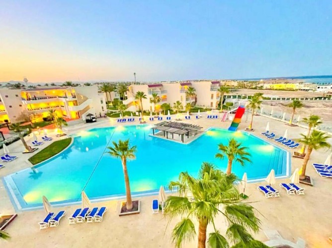 Ivy Cyrene Island Aqua Park Resort - Veduta aerea della piscina principale e delle tre strutture del Resort, con il pool bar al centro della piscina in evidenza.