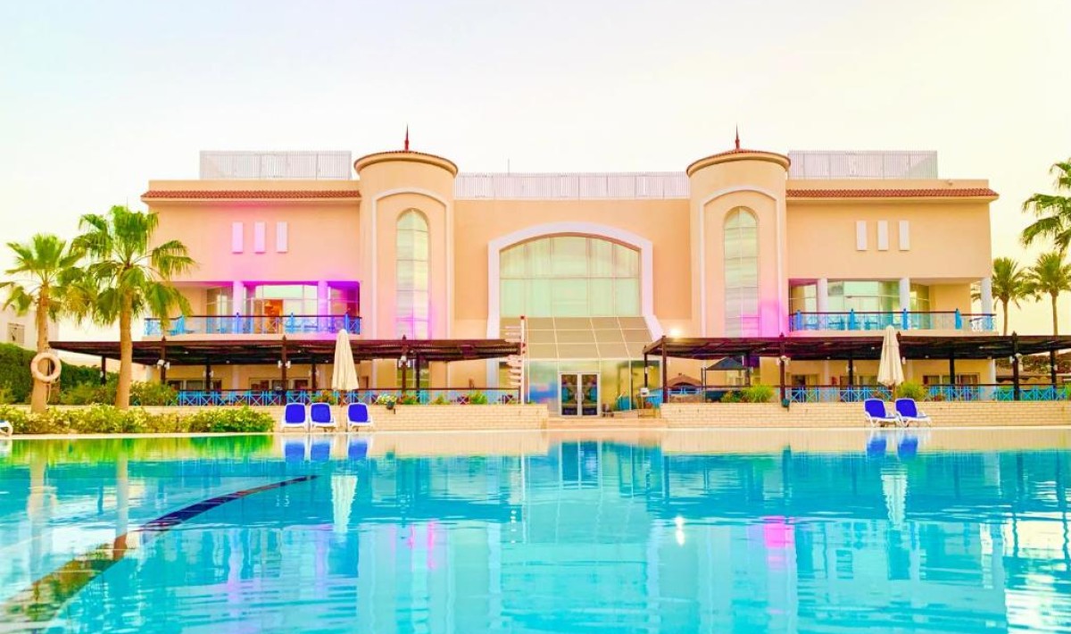 Ivy Cyrene Island Aqua Park Resort - Vista della struttura (corpo centrale) con affaccio sulla piscina principale attrezzata con lettini ed ombrelloni