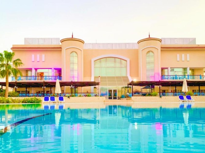 Ivy Cyrene Island Aqua Park Resort - Vista della struttura (corpo centrale) con affaccio sulla piscina principale attrezzata con lettini ed ombrelloni