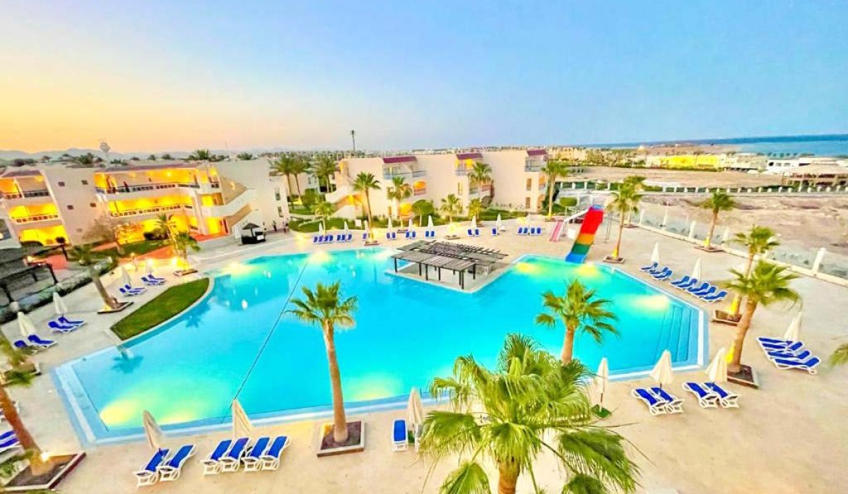 Ivy Cyrene Island Aqua Park Resort - Veduta aerea della piscina principale e delle tre strutture del Resort, con il pool bar al centro della piscina in evidenza.
