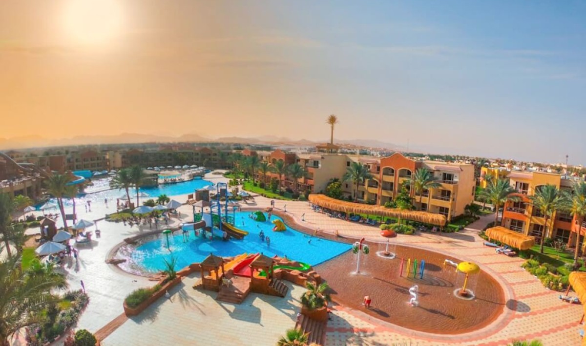 Royal Regency Club - Ultra All Inclusive - Vista aerea della piscina principale del Royal Regency Club, arricchita da un divertente aquapark con scivoli colorati, ideale per famiglie e momenti di relax sotto il sole di Sharm El Sheikh.